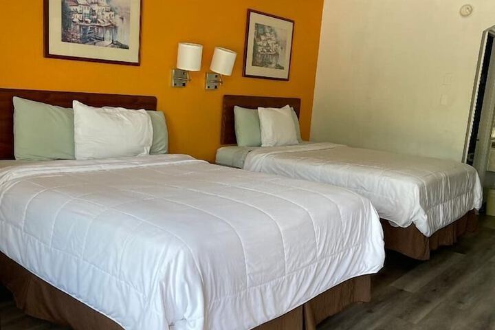 2 Queen Beds (6 of 10)