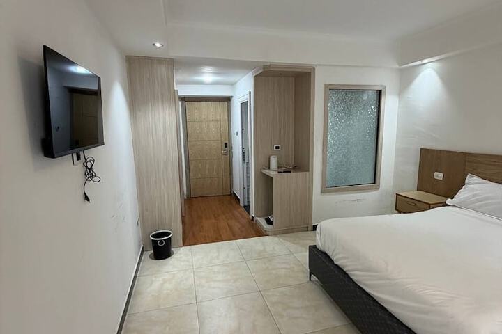 Room 7 of 33