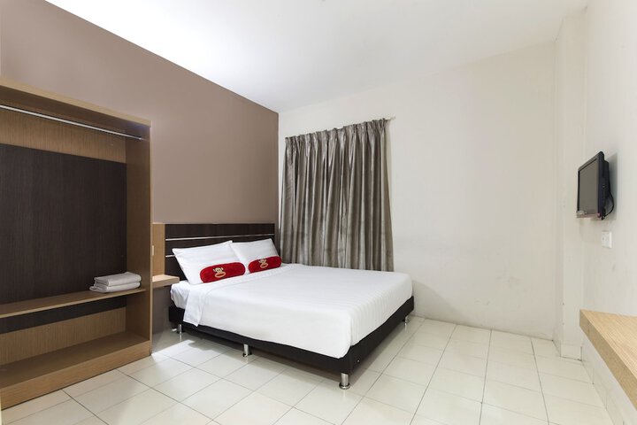 Room 9 of 32