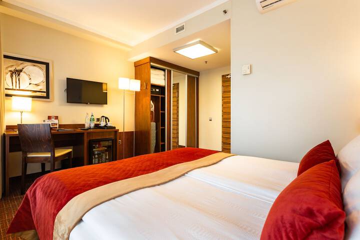 Room 10 of 63