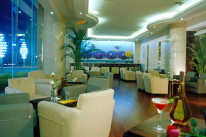 Lounge 15 of 29