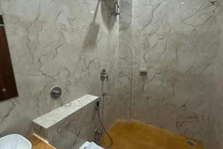 Room 5 of 9