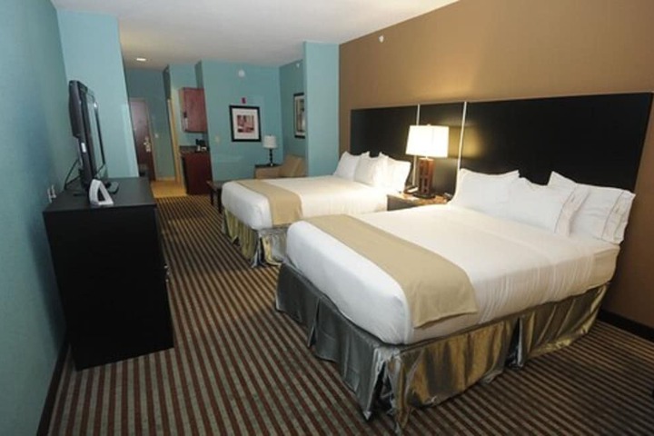 2 Queen Beds (7 of 10)