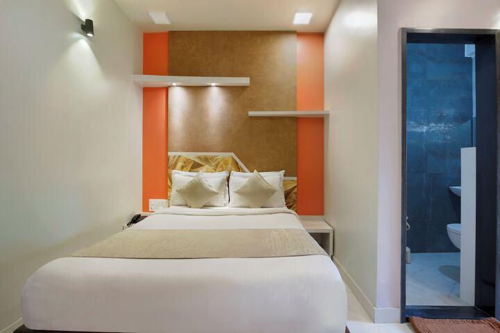 Room 7 of 9