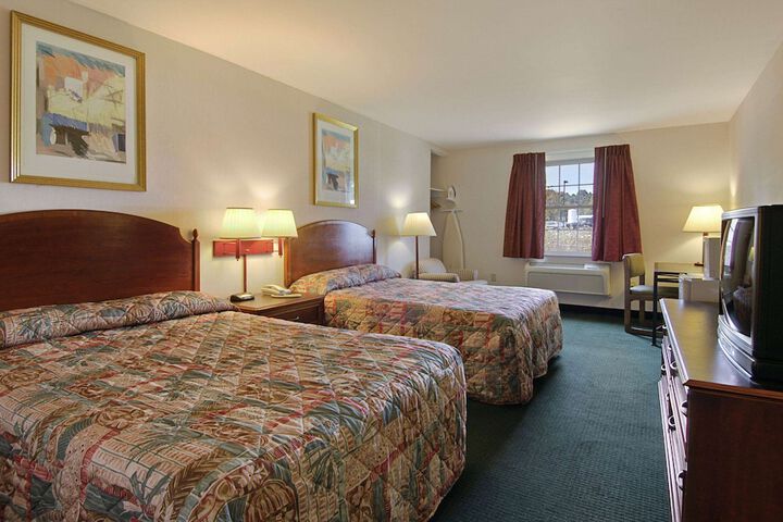 2 Queen Beds (2 of 5)
