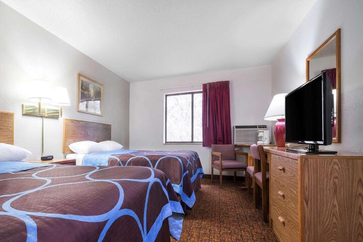 1 Queen Bed (6 of 8)