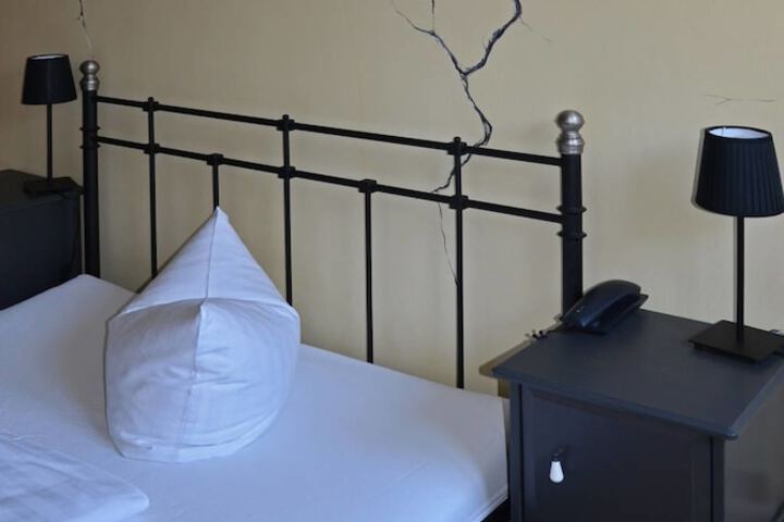 Room 10 of 33