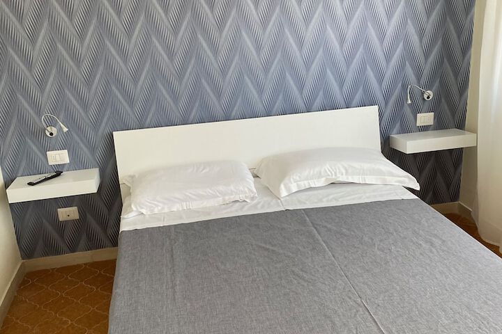 Room 8 of 99