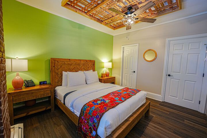 1 Queen Bed (13 of 40)