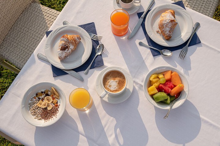 Breakfast/Coffee Service 70 of 111