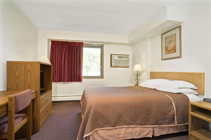 1 Queen Bed (11 of 35)