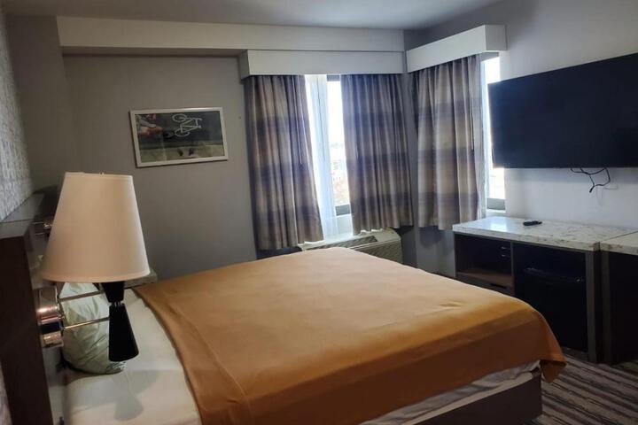 1 King Bed (4 of 4)