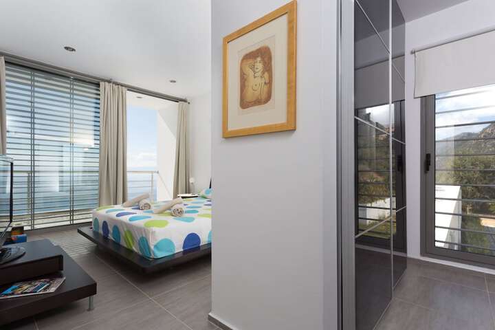 Room 5 of 142