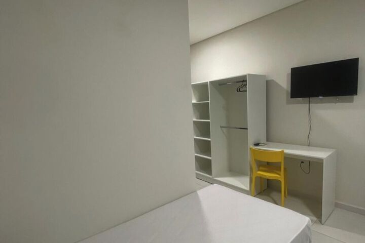 Room 6 of 10