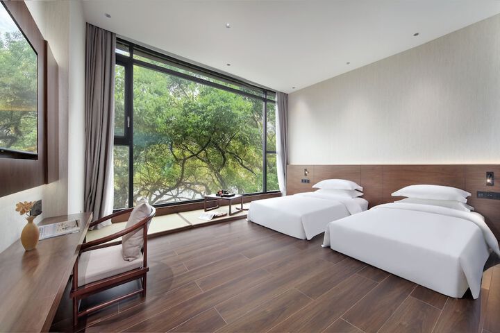 Room 28 of 102