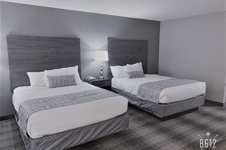 1 Queen Bed (7 of 16)
