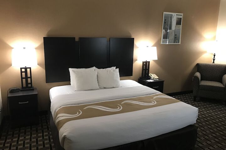 1 King Bed (5 of 13)