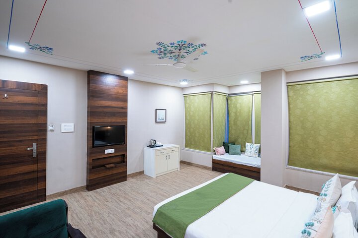 Room 13 of 34