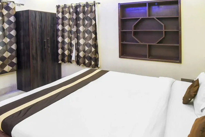 Room 4 of 9