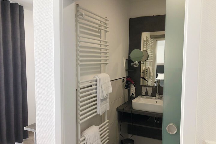 Room 11 of 28