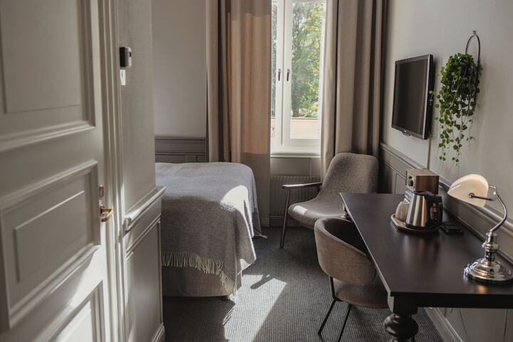 Room 38 of 184