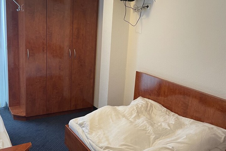 Room 9 of 18