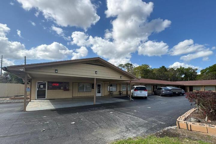 Exterior of Budget Host Inn Ocala I-75