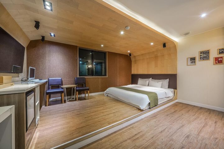 Room 15 of 36
