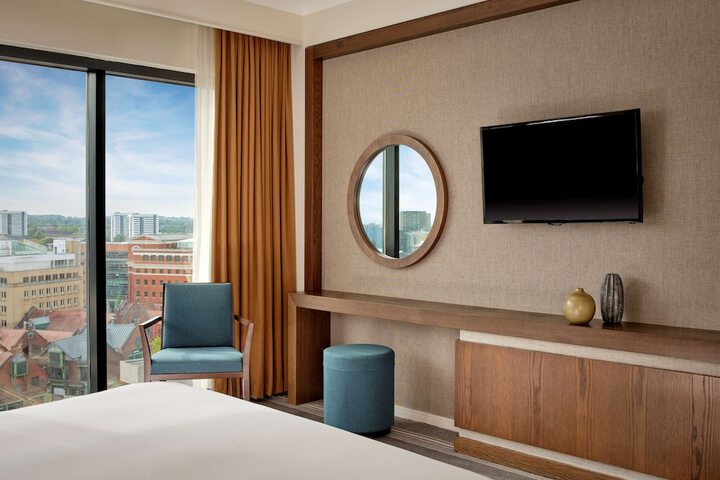 Room 10 of 102