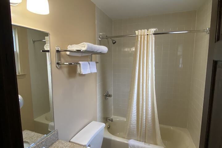 1 Queen Bed (9 of 14)