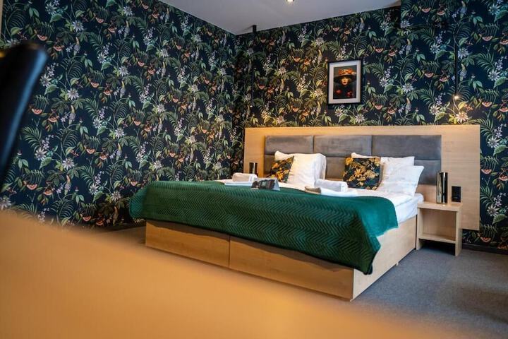 Room 6 of 84