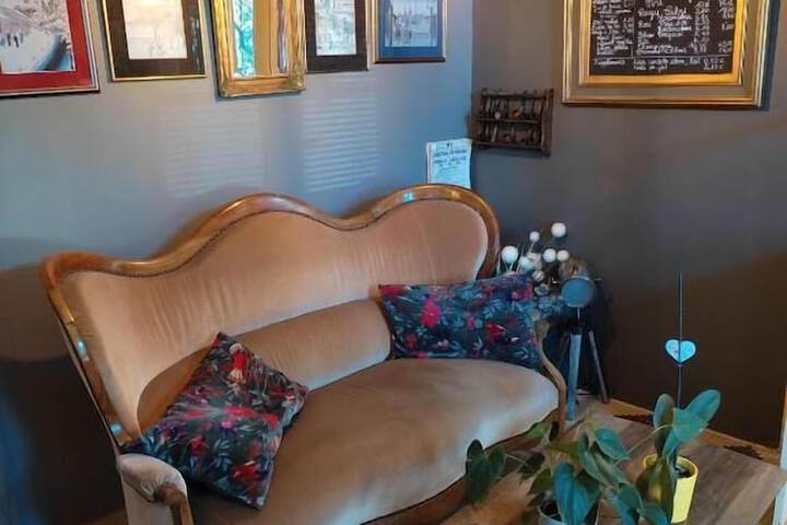 Lounge 69 of 75
