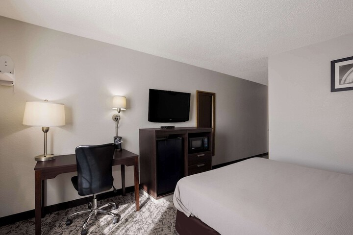 1 Queen Bed Accessible (3 of 13)
