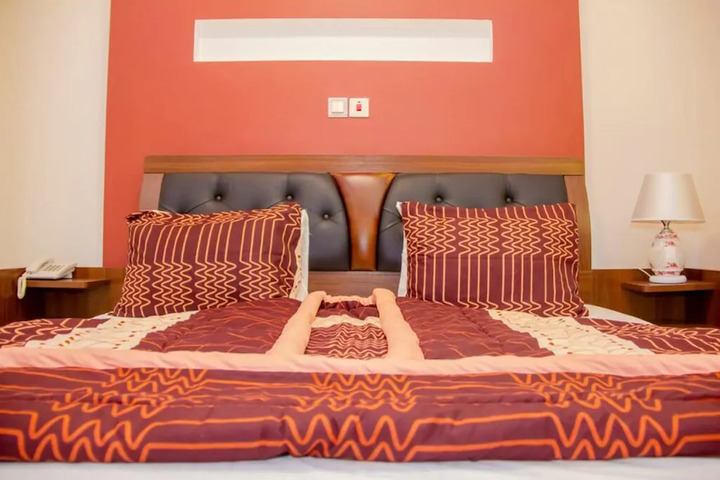 Room 7 of 9