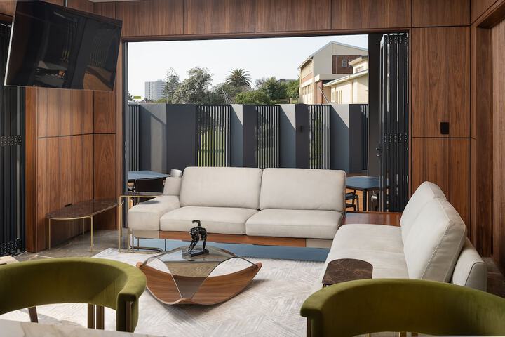 Lounge 27 of 38