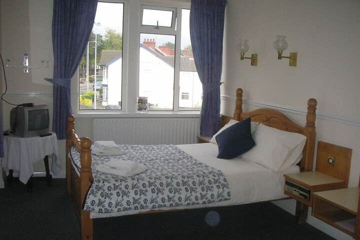 Room 6 of 9