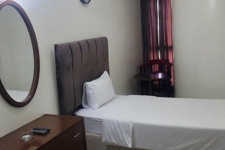 Room 7 of 28