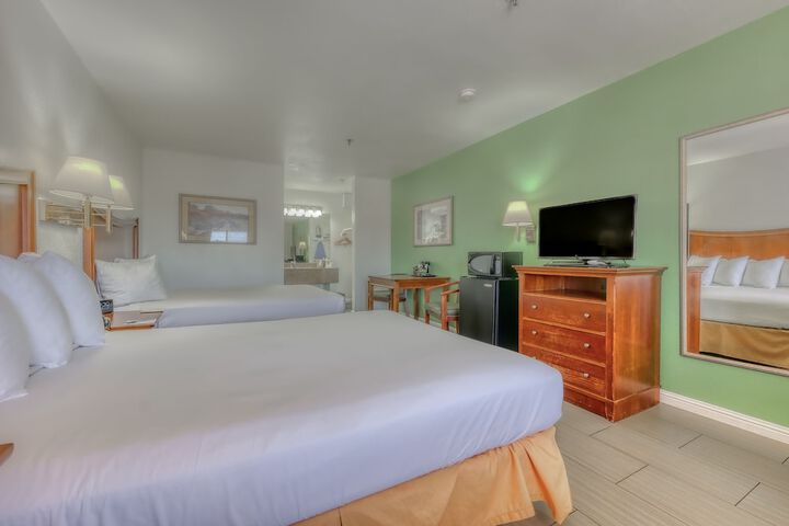 2 Queen Beds (11 of 14)