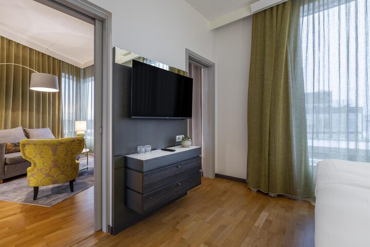 Room 43 of 249