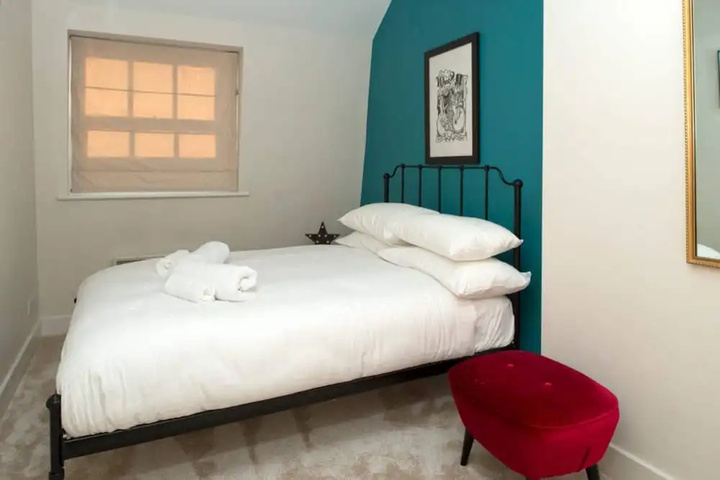 Room 4 of 18