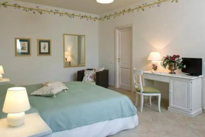 Room 4 of 12