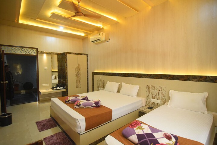 Room 4 of 16