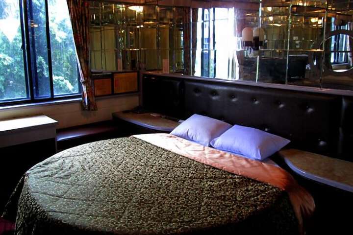 Room 13 of 35