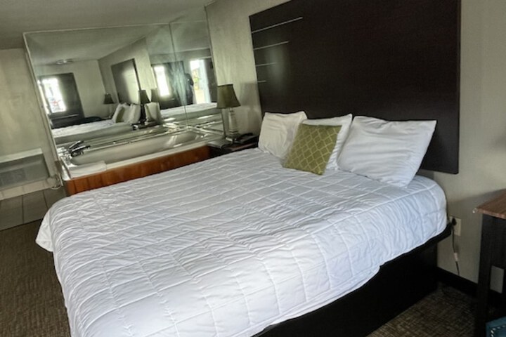 1 King Bed (20 of 30)