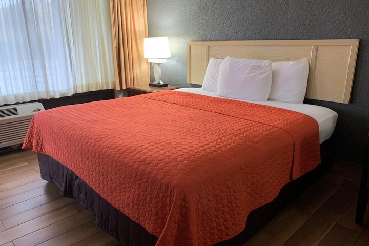 Basic King Bed (4 of 4)