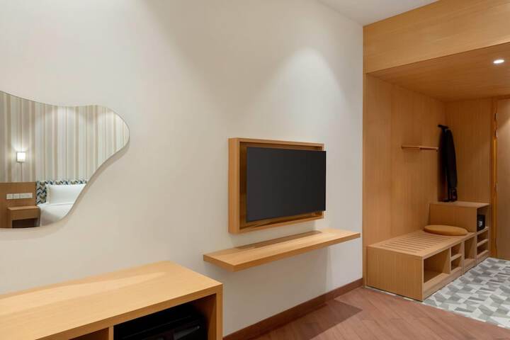 Room 15 of 33