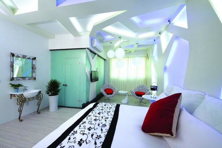 Room 9 of 48