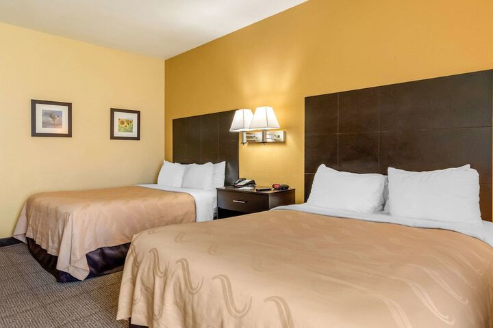 2 Queen Beds (2 of 6)