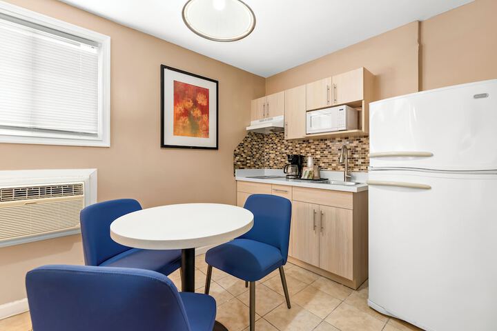 2 Double Beds (7 of 10)