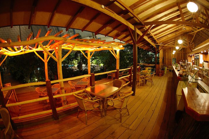 Lounge 108 of 131